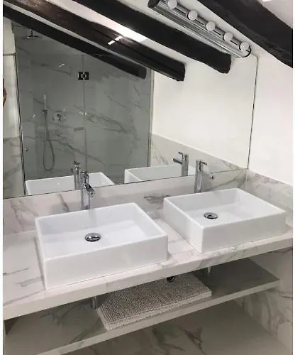 In Un Borgo Nel Centro Storico Apartamento *